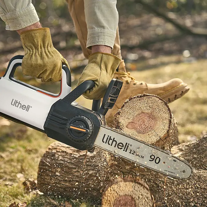 Litheli U20 Akku-Kettensäge - 20 V, Ohne Akku, Schwertlänge: 30,5 cm - Litheli Akku-Kettensäge in Aktion beim Schneiden von Holz, ideal für Gartenarbeiten und Baumschnitt.