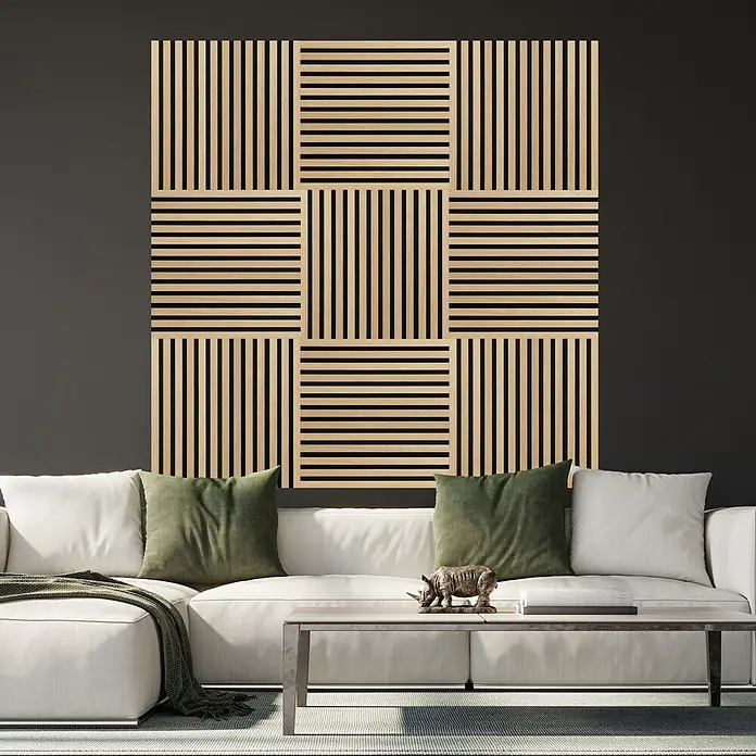 FibroTech Akustikpaneel SQUARE - Ash, 520 x 520 x 22 mm - Holzwandpaneele im Wohnzimmer. Die hellen Holzpaneele setzen einen stilvollen Akzent über dem weißen Sofa und dem Couchtisch.