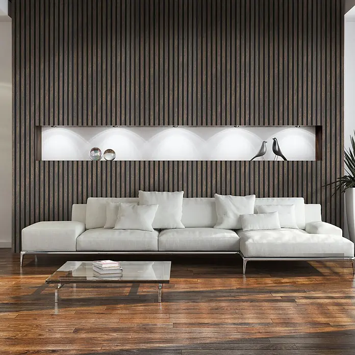 FibroTech Akustikpaneel Stone - Rusty Stone, L x B x S: 2.440 x 520 x 18 mm - Stilvolles Wohnzimmer mit weißem Sofa, Glascouchtisch und Akzentwand mit integrierter Beleuchtung. Elegantes Design für modernes Wohnen.