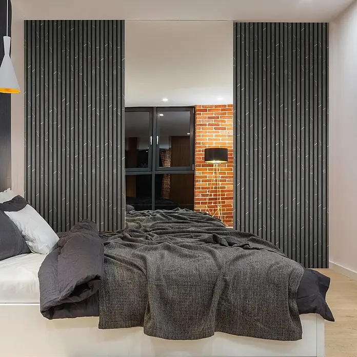 FibroTech Akustikpaneel Stone - Pattern Stone, L x B x S: 2.440 x 520 x 18 mm - Schlafzimmer mit modernem Design und Akzentwand mit vertikalen Streifen, die dem Raum eine elegante und stilvolle Note verleiht.