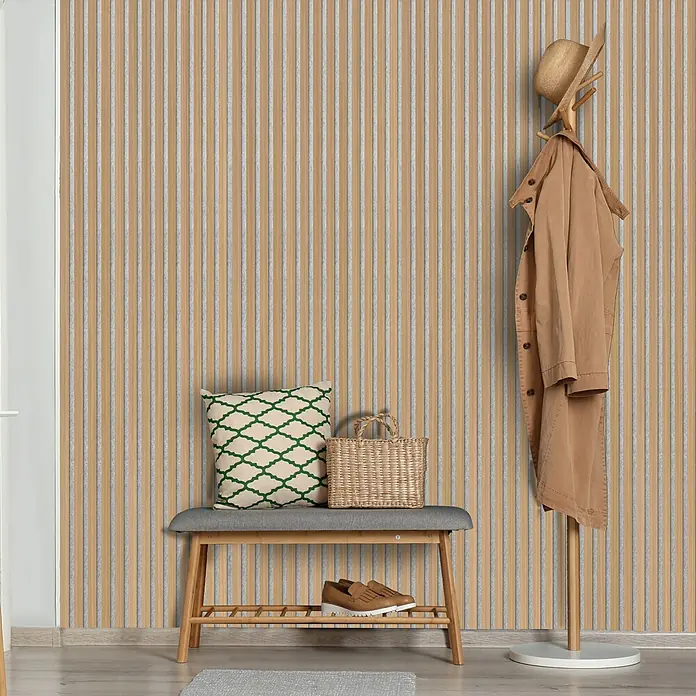 FibroTech Akustikpaneel Quanti - Light Oak grau, 2.440 x 520 x 18 mm - Helle Diele mit einer Garderobe und einer Sitzbank. Die Wand ist mit Holzpaneelen verkleidet, die dem Raum eine natürliche Note verleihen.
