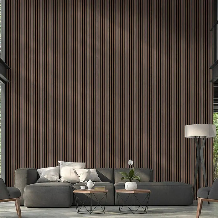 FibroTech Akustikpaneel Proff - Walnut, L x B x S: 3.000 x 605 x 22 mm - Elegantes Wohnzimmer mit einer Akustikwand aus Holzlatten in dunklem Braun, die für eine warme und moderne Atmosphäre sorgt.