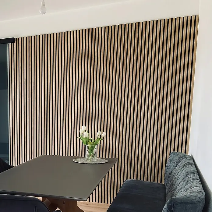 FibroTech Akustikpaneel Proff - Light Oak, L x B x S: 3.000 x 605 x 22 mm - Wandpaneele mit Holzstruktur und minimalistischem Design, die eine moderne und natürliche Ästhetik im Raum erzeugen.