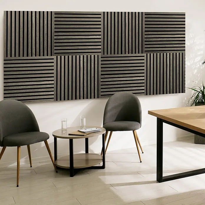 FibroTech Akustikpaneel SQUARE - Grey Oak, 520 x 520 x 22 mm - Das Bild zeigt ein Interieur mit akustischen Wandpaneelen in Holzoptik, die eine stilvolle und funktionale Wanddekoration darstellen.