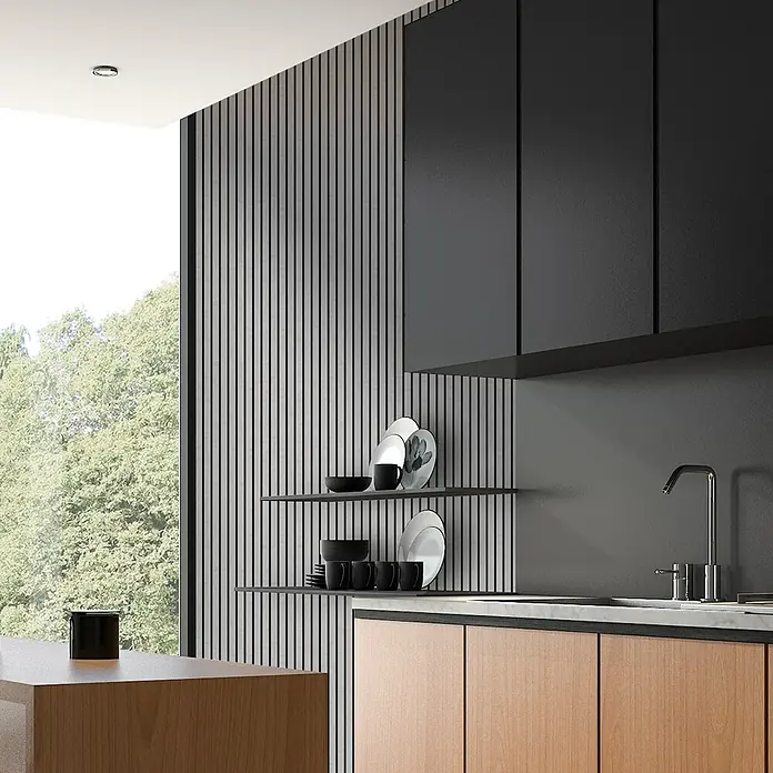FibroTech Akustikpaneel Unika 25 - Grey Oak, 2.440 x 600 x 22 mm - Küchendesign mit Holzschränken, dunklen Hängeschränken und einer Akzentwand mit vertikalen Linien. Elegante Ablagen präsentieren Geschirr und Tassen.