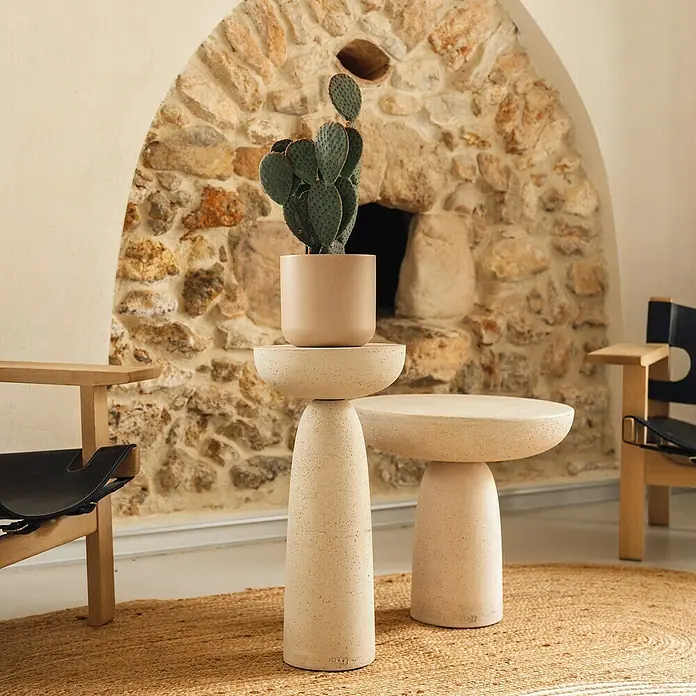 Maceta para planta Sita - Dimensiones externas (Ø x Al): 26,5 x 26 cm, Cerámica, Arena - Primer plano de dos mesas auxiliares redondas de terrazo de diferentes alturas, una adornada con un cactus.