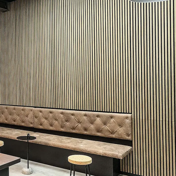 FibroTech Akustikpaneel Premium - Light Oak, 2.440 x 605 x 22 mm - Stilvolle Sitzgruppe mit Knopfheftung und Wandpaneelen. Das hochwertige Designelement bietet eine elegante Atmosphäre für jeden Raum.