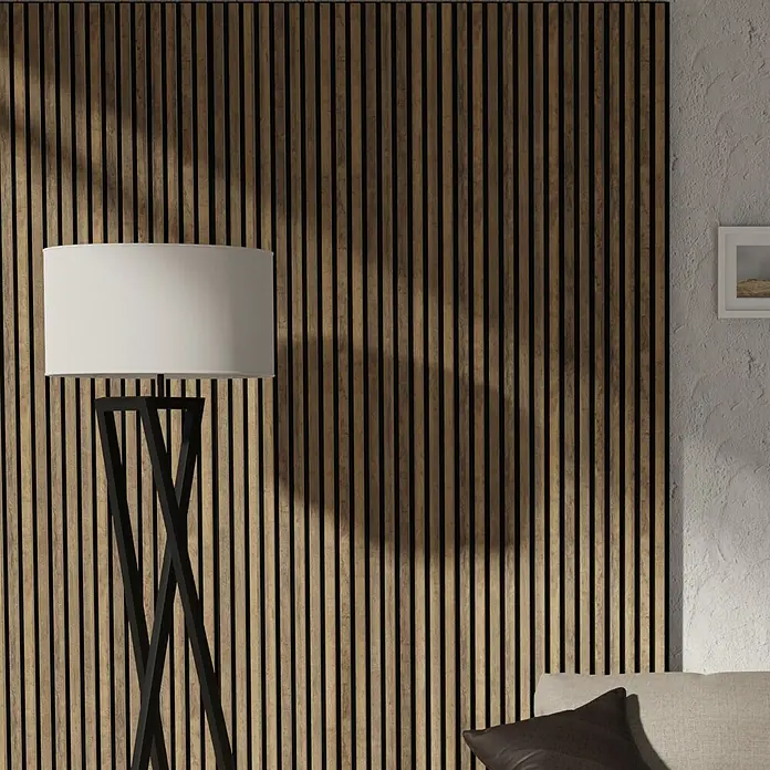 FibroTech Akustikpaneel Premium - Oiled Oak, 2.440 x 605 x 22 mm - Elegante Wandpaneele aus Holzlatten mit schlanken, dunklen Akzenten für ein modernes Interieur und eine stilvolle Atmosphäre im Raum.