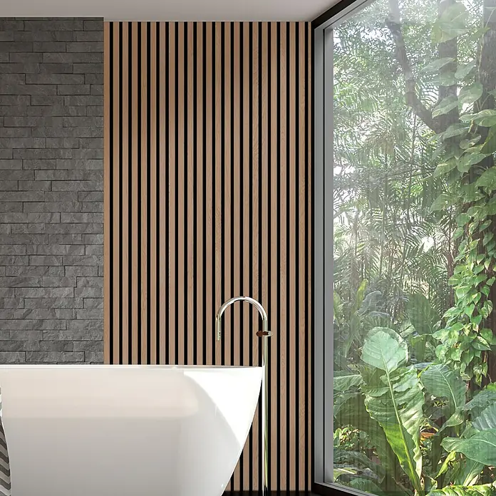 FibroTech Akustikpaneel Unika 25 - Light Oak, 2.440 x 600 x 22 mm - Holzwandpaneele mit schlanken, dunklen Akzenten verleihen dem Badezimmer mit freistehender Badewanne einen modernen Look.