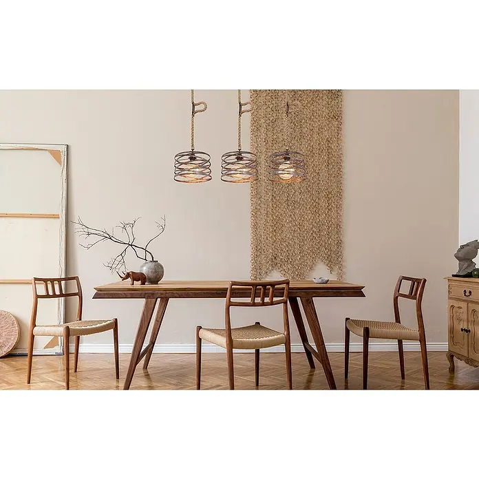 Globo Pendelleuchte Marco - L x B x H: 115 x 28 x 120 cm, Braun, E27 - Ein Esszimmer mit drei dekorativen Hängelampen, einem Holztisch und Stühlen mit gewebten Sitzen. Kunstwerke und Dekorationen ergänzen das Ambiente.
