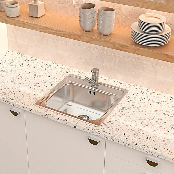 Rodi Fregadero encastrable Belém - 44 x 54 cm, Acero - Primer plano de un fregadero moderno con grifo en una cocina con encimera de terrazo y armarios blancos.