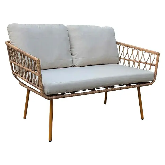 Prestige Home Living Outdoor Loungesofa Marena - PE-Geflecht, Schaumstoffpolster, Grau - Ein stilvolles Outdoor-Sofa mit hellgrauen Kissen und einem Rahmen aus braunem Rattan, ideal für entspannte Stunden im Garten.