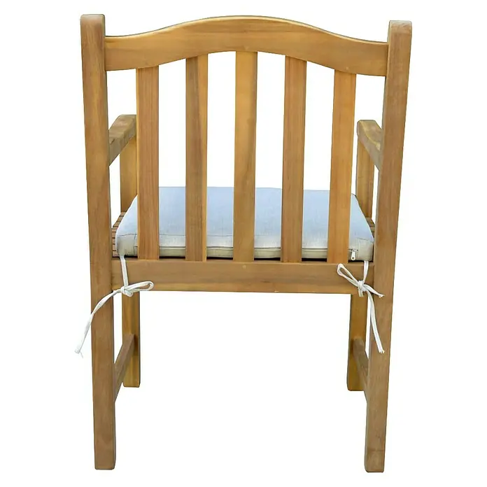 Prestige Home Living Outdoor Gartensessel - Akazie, Braun, B x T x H: 57 x 58 x 89 cm - Detailansicht eines hellbraunen Holzstuhls mit weißem Sitzkissen und weißen Bändern auf schwarzem Hintergrund.