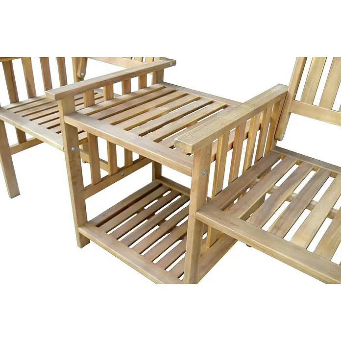 Prestige Home Living Outdoor Gartenbank - B x T x H: 163 x 63 x 91 cm, Akazie, Braun, mit Beistelltisch - Nahaufnahme einer Doppelgartenbank aus Holz mit einem integrierten Beistelltisch in der Mitte für entspannte Stunden im Freien.