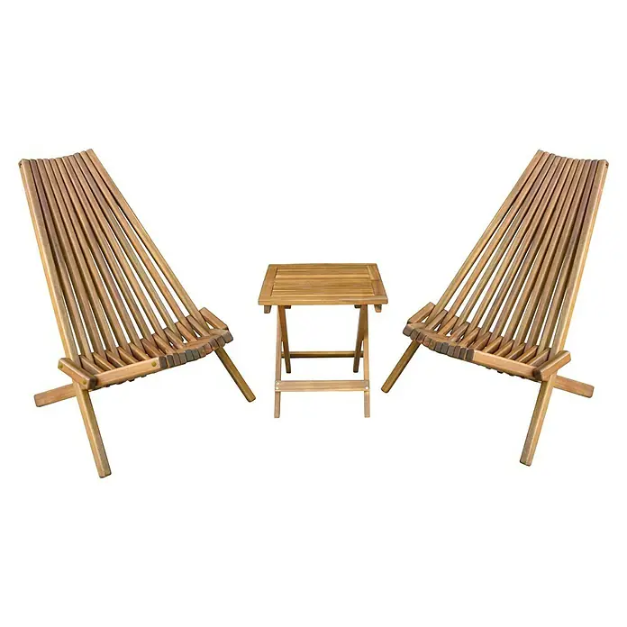 Prestige Home Living Outdoor Garten-Liegestuhl Set inkl. Beistelltisch -  - Das Bild zeigt zwei Holzstühle und einen kleinen Tisch, alle aus hellem Holz, vor einem schwarzen Hintergrund. Die Gartenmöbel sind einfach gehalten.