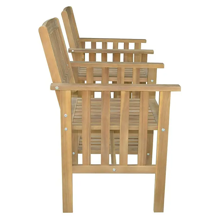 Prestige Home Living Outdoor Gartenbank - B x T x H: 163 x 63 x 91 cm, Akazie, Braun, mit Beistelltisch - Eine Nahaufnahme von zwei hölzernen Gartenbänken mit Lattenroststruktur und Armlehnen, ideal für den Außenbereich.