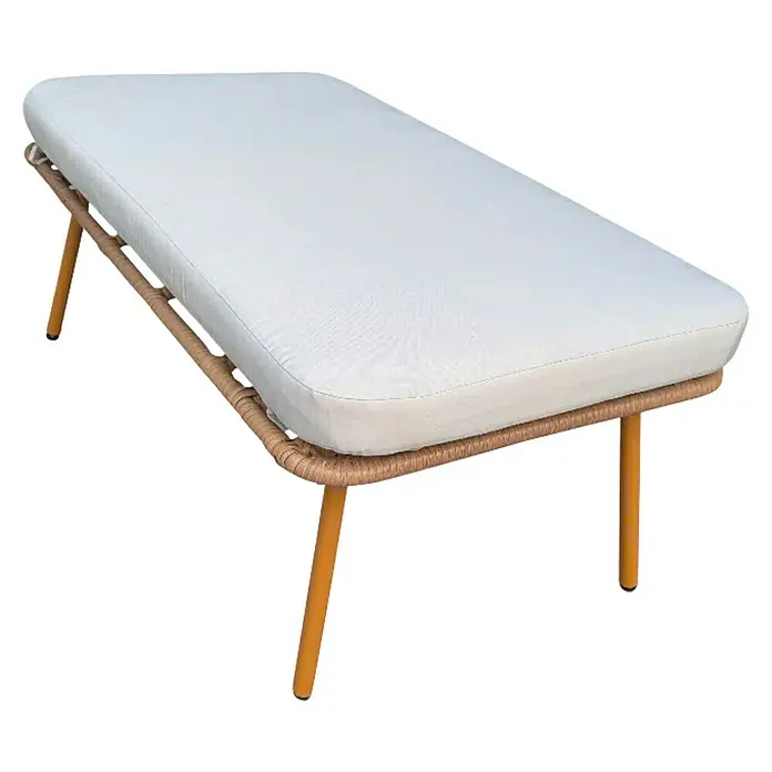 Prestige Home Living Outdoor Loungesofa Marena - PE-Geflecht, Schaumstoffpolster, Grau - Ein stilvolles Tagesbett mit einem cremefarbenen Kissen und einem Rahmen aus Rattan, das einen Hauch von Eleganz in jeden Außenbereich bringt.