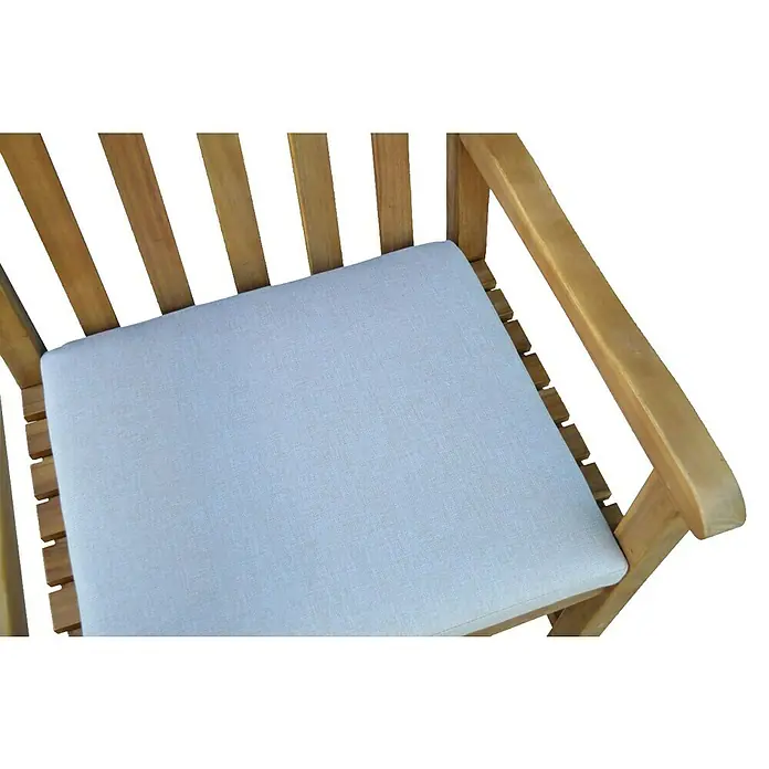 Prestige Home Living Outdoor Gartensessel - Akazie, Braun, B x T x H: 57 x 58 x 89 cm - Nahaufnahme eines Teils eines Holzstuhls mit hellblauem Sitzkissen, das Komfort und Stil für den Außenbereich bietet.