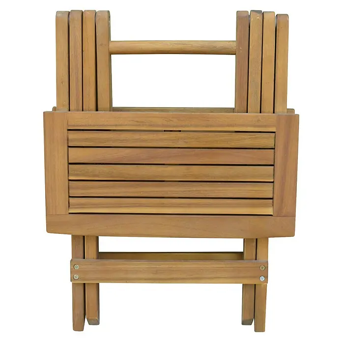 Prestige Home Living Outdoor Garten-Liegestuhl Set inkl. Beistelltisch -  - Ein hochformatiges Bild eines hölzernen Klapphockers, der sich durch sein praktisches Design und seine natürliche Holzfarbe auszeichnet.