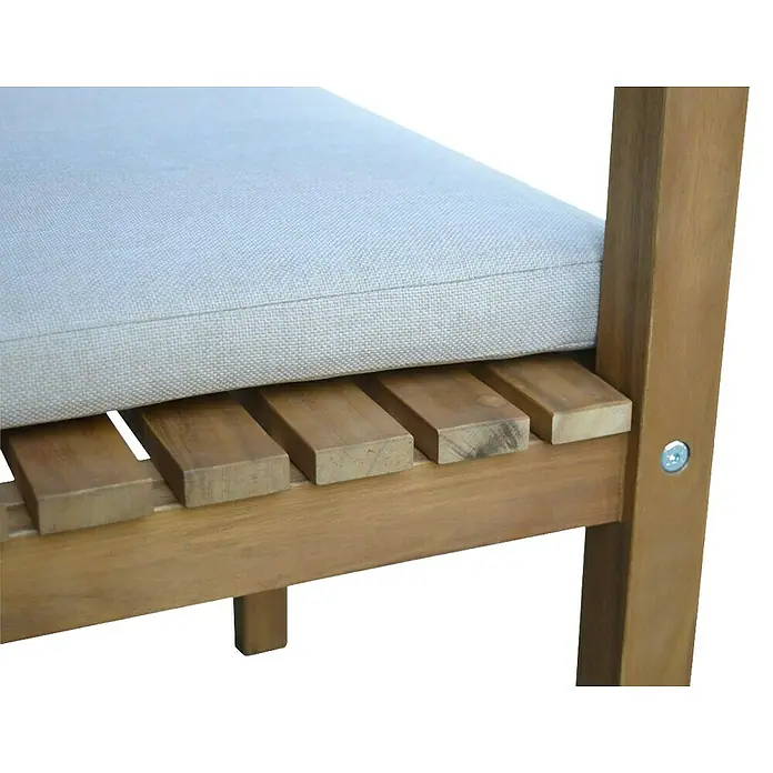 Prestige Home Living Outdoor Gartensessel - Akazie, Braun, B x T x H: 57 x 58 x 89 cm - Nahaufnahme eines Holzstuhls mit hellgrauem Kissen, der Komfort und natürliche Eleganz vereint.