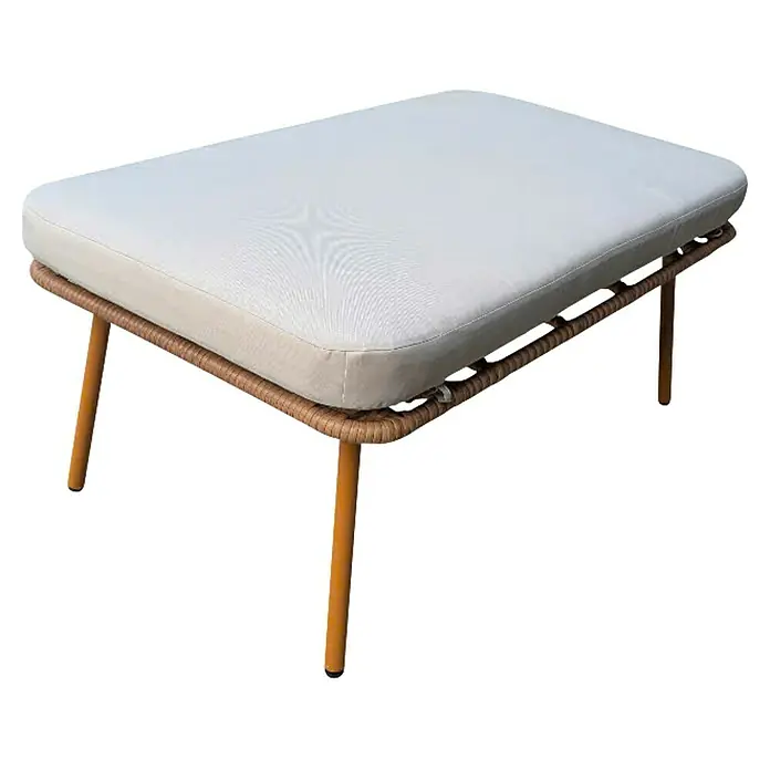 Prestige Home Living Outdoor Loungesofa Marena - PE-Geflecht, Schaumstoffpolster, Grau - Nahaufnahme eines Hockers mit einer weißen Sitzfläche und einem gewebten Rahmen.