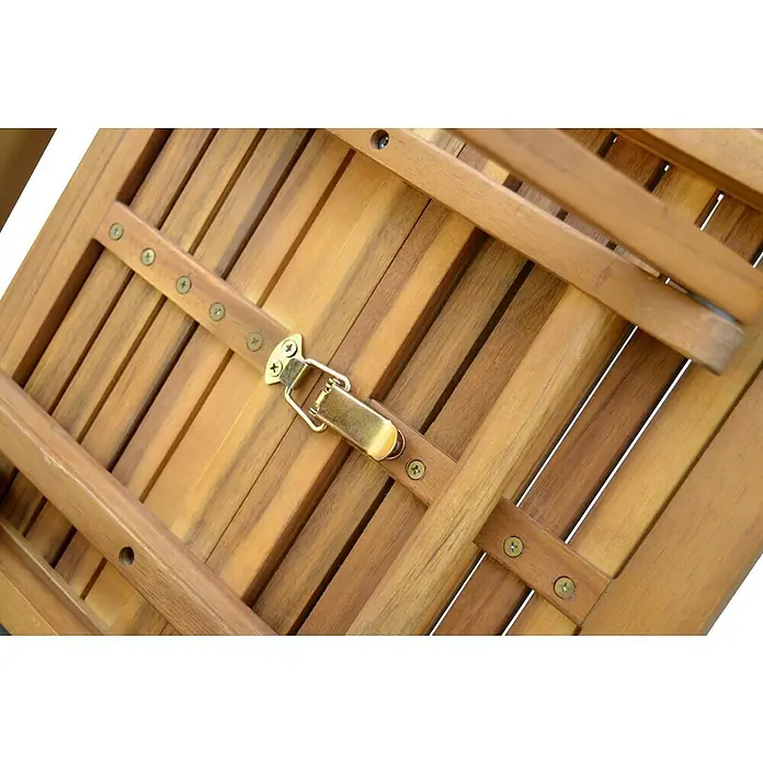 Prestige Home Living Outdoor Garten-Liegestuhl Set inkl. Beistelltisch -  - Detailansicht einer Holzliege mit Metallschnalle. Das Holz ist hellbraun und die Schnalle ist goldfarben.