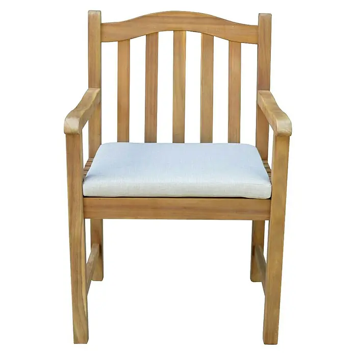 Prestige Home Living Outdoor Gartensessel - Akazie, Braun, B x T x H: 57 x 58 x 89 cm - Nahaufnahme eines Holzstuhls mit Armlehnen und hellgrauem Sitzkissen, der Komfort und natürliche Eleganz vereint.
