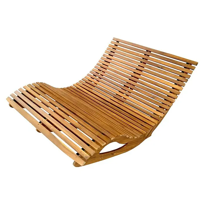 Prestige Home Living Outdoor Gartenliege - B x T: 120 x 156 cm, Braun, Holz - Nahaufnahme einer einladenden, hölzernen Chaiselongue, die zum Entspannen im Freien einlädt. Das natürliche Holz und das stilvolle Design machen sie perfekt.