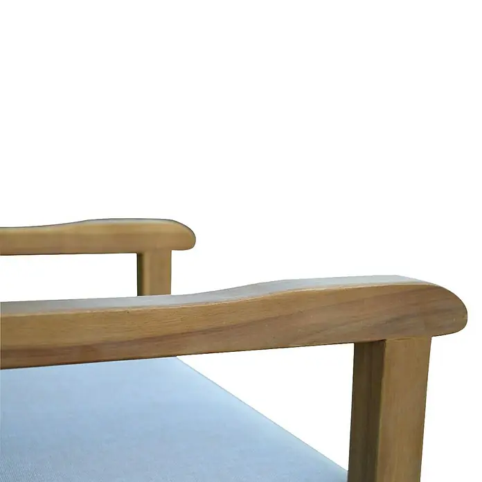 Prestige Home Living Outdoor Gartensessel - Akazie, Braun, B x T x H: 57 x 58 x 89 cm - Nahaufnahme eines Armlehnstuhls aus Holz mit hellgrauem Sitzpolster, der Komfort und Stil für den Außenbereich vereint.