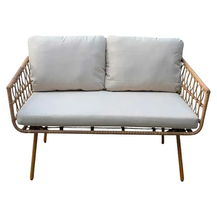 Prestige Home Living Outdoor Loungesofa Marena - PE-Geflecht, Schaumstoffpolster, Grau - Ein stilvolles Rattansofa mit bequemen, hellen Polstern. Das perfekte Möbelstück für entspannte Stunden im Freien oder im Wohnzimmer.