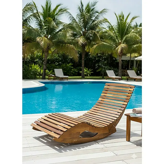 Prestige Home Living Outdoor Gartenliege - B x T x H: 60 x 156 x 72 cm, Akazie, Braun - Eine einladende Holzliege am Pool, umgeben von Palmen, verspricht Entspannung und Urlaubsfeeling pur.