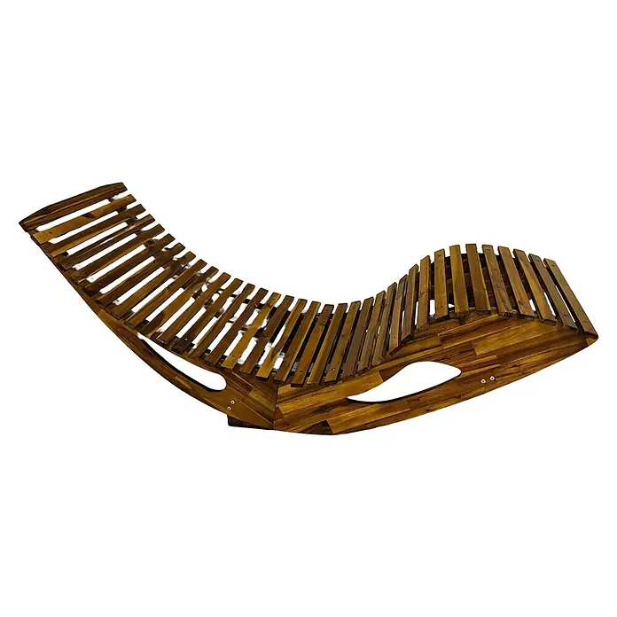 Prestige Home Living Outdoor Gartenliege - B x T x H: 60 x 156 x 72 cm, Akazie, Braun - Auf dem Bild ist ein Liegestuhl aus Holz zu sehen. Die Liege ist ergonomisch geformt und bietet hohen Liegekomfort.