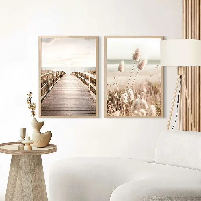 Reinders Holzrahmen - 50 x 70 cm, Buche - Zwei gerahmte Naturdrucke an der Wand über einem beigen Sofa, die eine entspannende Strandatmosphäre schaffen.