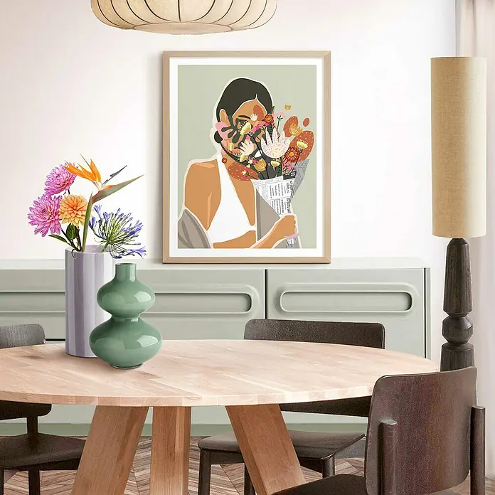 Reinders Holzrahmen - 40 x 50 cm, Buche - Das moderne Poster zeigt eine Frau mit einem Blumenstrauß vor dem Gesicht, gerahmt und stilvoll für jedes Zimmer.