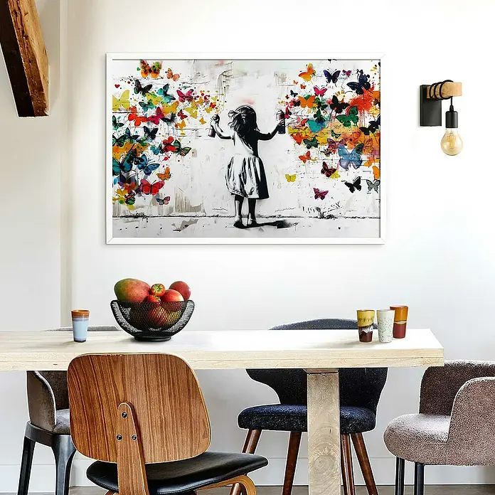 Reinders Holzrahmen - 61 x 91,5 cm, Weiß - Wandbild mit einem Mädchen, das Schmetterlinge malt, hängt über einem Esstisch mit Stühlen und Obstschale.