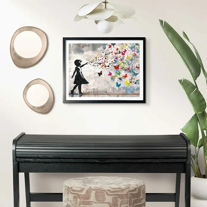 Reinders Holzrahmen - 40 x 50 cm, Schwarz - Wandkunst mit einem Banksy-inspirierten Mädchen, das bunte Schmetterlinge freisetzt, gerahmt über einem schwarzen Klavier mit Rollverdeck.