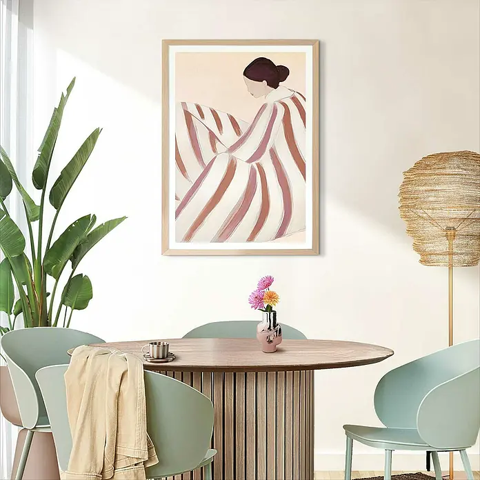 Reinders Holzrahmen - 50 x 70 cm, Buche - Ein gerahmtes Gemälde einer Frau in einem gestreiften Kleid hängt über einem Esstisch mit Blumen und Geschirr.