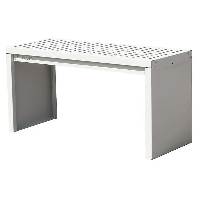 Palatino Gartenbank Bridge - B x T x H: 109 x 40 x 54 cm, Stahl, Weißaluminium - Das Bild zeigt einen weißen, modernen Gerätehalter von Geiger. Der Gerätehalter hat eine perforierte Oberseite und bietet Stauraum.