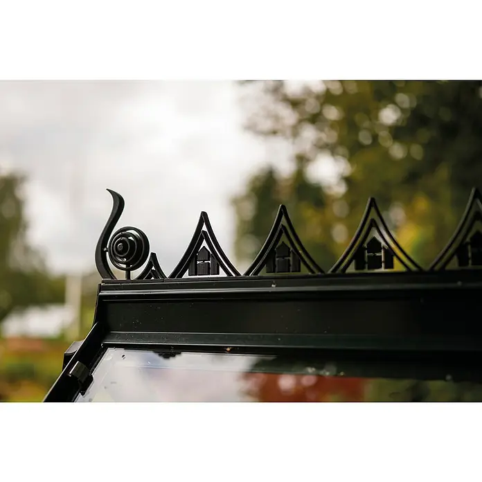 Halls Gewächshaus-Firstkrone - 20 x 20 cm, Schwarz, Passend für: Icon Gardenhouse 8 - Detailaufnahme eines eleganten Gewächshaus-Dekors mit verschnörkelten Ornamenten und filigranen Hausmotiven, das Design und Funktionalität vereint.