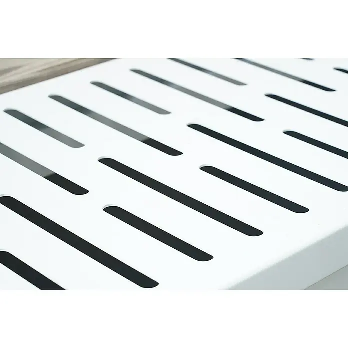 Palatino Gartenbank Bridge - B x T x H: 109 x 40 x 54 cm, Stahl, Weißaluminium - Detailaufnahme eines weißen Produkts mit länglichen Schlitzen, die ein modernes und minimalistisches Design zeigen.