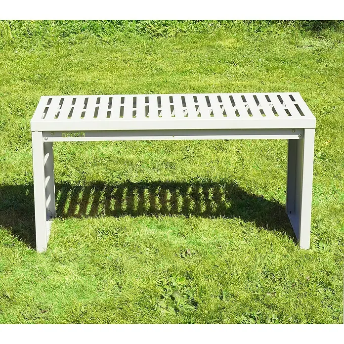 Palatino Gartenbank Bridge - B x T x H: 109 x 40 x 54 cm, Stahl, Weißaluminium - Eine moderne, graue Gartenbank aus Metall mit Lattenrost steht auf einem Rasen und bietet eine schlichte Sitzgelegenheit im Freien.