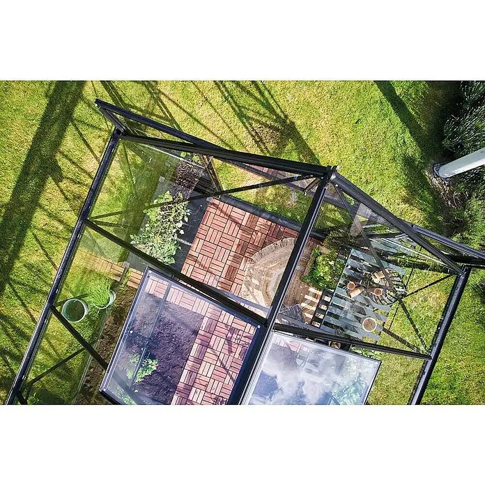 Halls Montageleiste Set - B x L: 12 x 191,2 cm, Passend für: Halls Gewächshaus x mit x m² - Sicherheitsglas, Schwarz - Das Bild zeigt einen gläsernen Gewächshaus-Bausatz mit schwarzem Rahmen und verschiedenen Pflanzen.