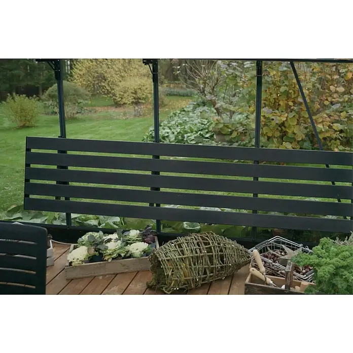 Juliana Gewächshaus-Tisch - 356 x 2,5 x 55 cm, Passend für: Juliana Gewächshäuser, Schwarz, 5 Sektionen - Nahaufnahme eines Gartens mit Holzboden, Zierkohl und verschiedenen Gartenutensilien, die eine rustikale und natürliche Atmosphäre schaffen.