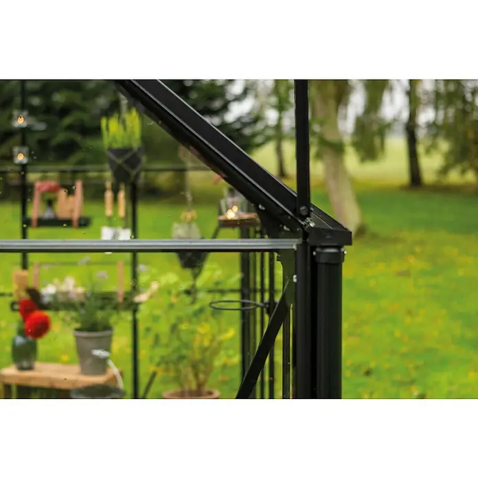 Fallrohr - Länge: 7 cm, Schwarz, Passend für: Halls Icon - Detailaufnahme eines schwarzen Gewächshauses mit Pflanzen und Gartengeräten im Inneren, die durch das Glas sichtbar sind.