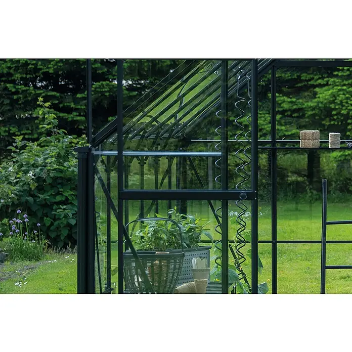 Fallrohr - Länge: 7 cm, Schwarz, Passend für: Halls Icon - Nahaufnahme eines Gewächshauses mit Pflanzen und Gartenwerkzeugen. Das Gewächshaus ist aus Glas und schwarzem Metall gefertigt.