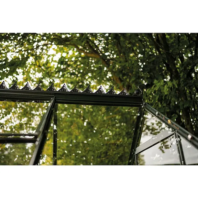 Halls Gewächshaus-Firstkrone - 20 x 20 cm, Schwarz, Passend für: Icon Gardenhouse 8 - Nahaufnahme eines Gewächshauses mit dekorativen Zierelementen. Blickfang ist das filigrane Design des Dachs.