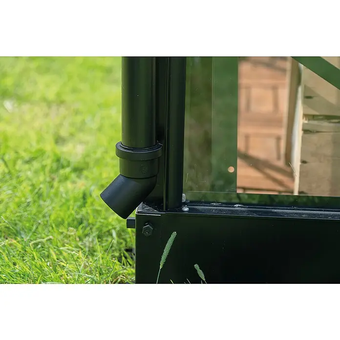 Fallrohr - Länge: 7 cm, Schwarz, Passend für: Halls Icon Planthouse - Nahaufnahme einer schwarzen Dachrinne an einem Gewächshaus, die Regenwasser ableitet. Der Fokus liegt auf der Funktionalität und dem Design der Rinne.