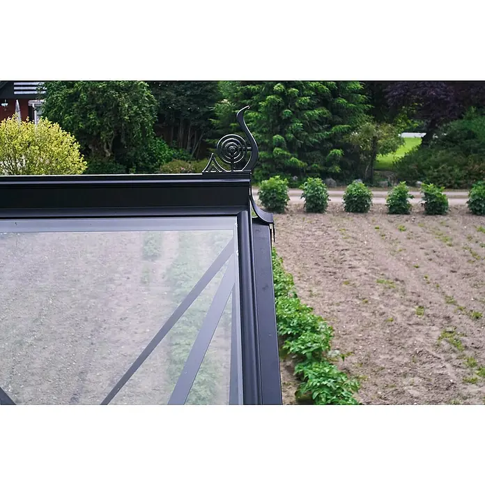 Halls Montageleiste - B x L: 12 x 191,2 cm, Passend für: Halls Gewächshaus ICON GARDENHOUSE 6 mit 8,6 m² - Nahaufnahme eines Gewächshauses mit dekorativem Abschluss, das Funktionalität mit ästhetischem Design für den Garten verbindet.