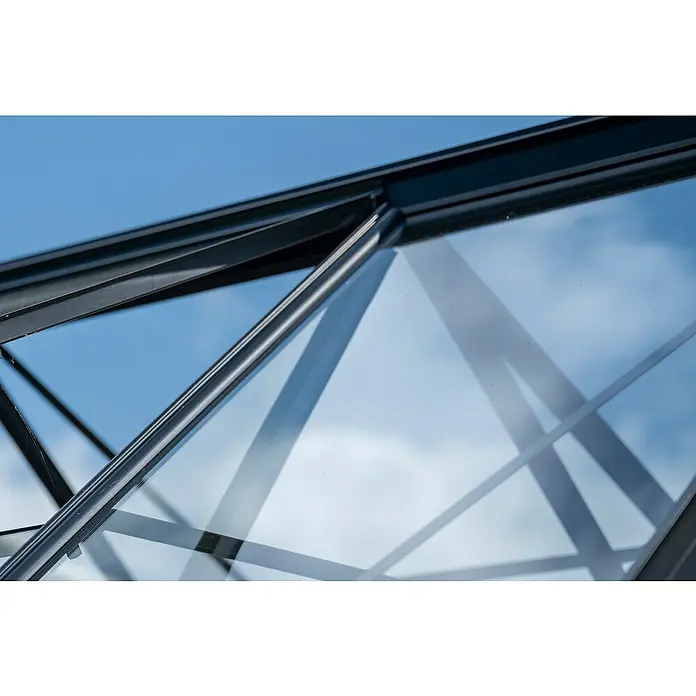 Halls Montageleiste - B x L: 12 x 191,2 cm, Passend für: Halls Gewächshaus ICON GARDENHOUSE 6 mit 8,6 m² - Nahaufnahme eines Gewächshauses mit schwarzem Rahmen und Glas, das den blauen Himmel mit Wolken reflektiert.