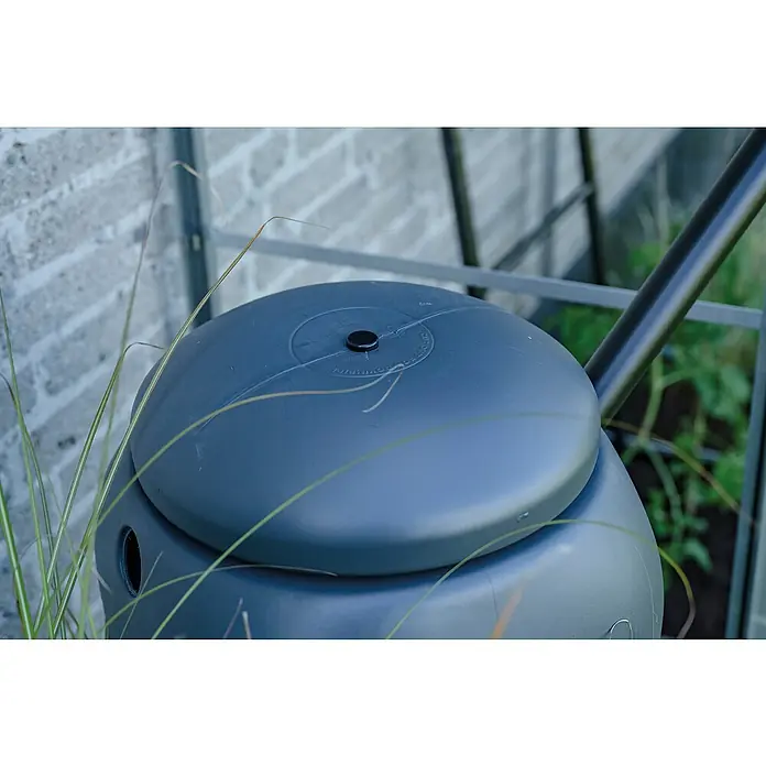 Halls Regentonne - Schwarz - Nahaufnahme einer grauen Regentonne im Garten, ideal für die Gartenbewässerung und umweltfreundliche Wassernutzung.
